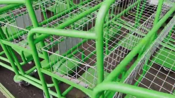 Una gran cantidad de gran cesta para la compra de bienes de construcción están listos para usar, están pintados de verde, nuevos, limpios y vacíos, imágenes de primer plano, sin personas — Vídeo de stock