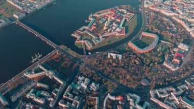 St. Petersburg manzarası, Neva nehri, Peter ve Paul kalesi, Hermitage müzesi, Rostral sütunları, köprüler, St. Isaac katedrali ve deniz kuvvetleri üzerindeki sabah uçuşu.