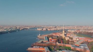 St. Petersburg manzarası, Neva nehri, Peter ve Paul kalesi, Hermitage müzesi, Rostral sütunları, köprüler, St. Isaac katedrali ve deniz kuvvetleri üzerindeki sabah uçuşu.