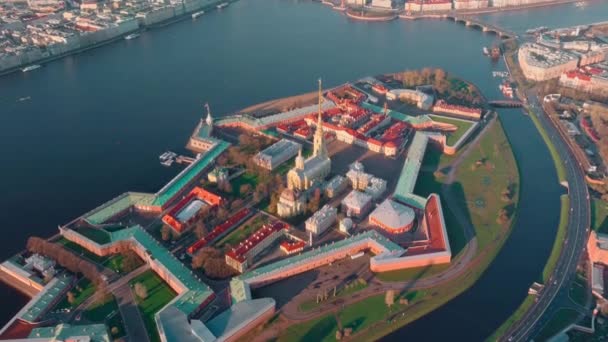 The morning flight over the sights of St. Petersburg and the water area of the Neva river, Peter and Paul fortress, the Hermitage museum, Rostral columns, bridges, St. Isaac cathedral, the Admiralty — Stock Video