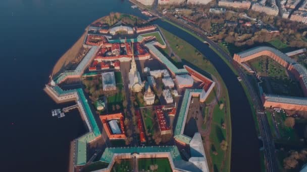 Morgonflyget över sevärdheterna i Sankt Petersburg och vattenområdet i floden Neva, Peter och Pauls fästning, Hermitage museet, Rostral kolumner, broar, St Isaac katedralen, amiralitetet — Stockvideo