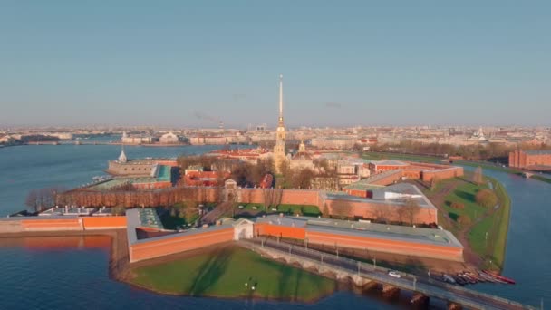 上午飞越圣彼得堡和涅瓦河的水域、彼得和保罗要塞、赫米蒂奇博物馆、屋顶柱子、桥梁、圣以撒大教堂、海军基地 — 图库视频影像
