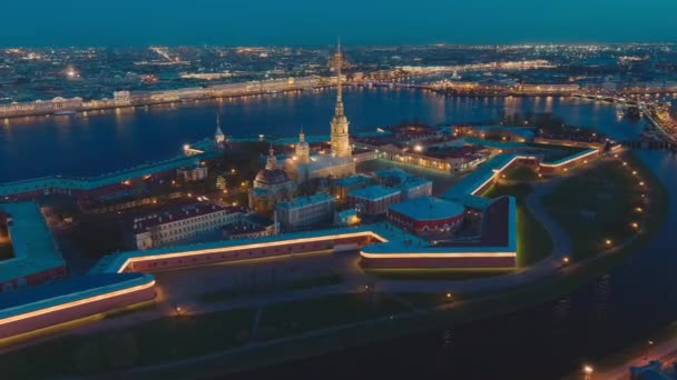 A repülés körül a Péter és Pál katedrális és erőd este, a látnivalók Szentpéterváron, a Neva folyó, a Hermitage Múzeum, Rostral oszlopok, hidak, Szent Izsák katedrális, az Admiralitás — Stock videók