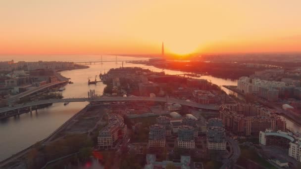 ロシアのヴェネツィア、サンクトペテルブルクの水域の空中映像、夕方のロシア、日没の川と橋の上の飛行、夕暮れの街並み、背景の超高層ビル、不動産 — ストック動画