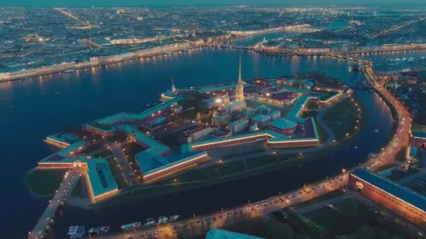 Drone vuela fuera de la catedral de Pedro y Pablo y fortaleza por la noche, los lugares de interés de San Petersburgo, el río Neva, el museo del Hermitage, columnas Rostral, puentes, la catedral de San Isaac, el Almirantazgo — Vídeo de stock