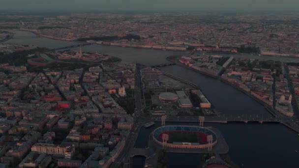 Rus Venedik 'i, Rusya, Saint Petersburg' un merkezinin hava görüntüleri, nehrin üzerinden uçuş ve gün batımında köprüler, alacakaranlıkta şehir manzarası. — Stok video
