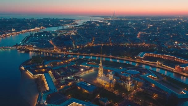 Drone vuela fuera de la catedral de Pedro y Pablo y fortaleza por la noche, los lugares de interés de San Petersburgo, el río Neva, el museo del Hermitage, columnas Rostral, puentes, la catedral de San Isaac, el Almirantazgo — Vídeos de Stock