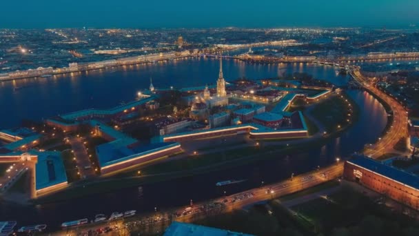 Drone flies up to the Peter and Paul cathedral and fortress at evening, the sights of St. Petersburg, the Neva river, the Hermitage museum, Rostral columns, bridges, St. Isaac cathedral, the Admiralty — Stock Video