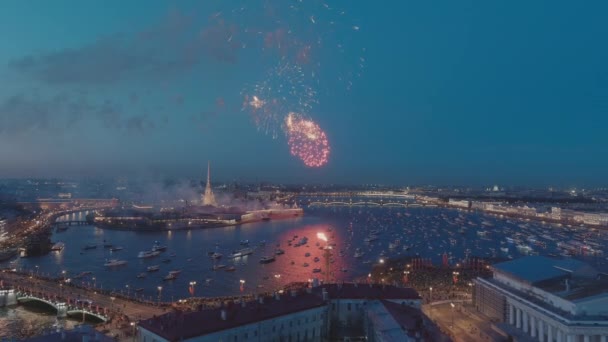 Slavnostní pozdrav nad pevností Petra a Pavla v významný Den vítězství pro zemi 9. května, nepravděpodobné množství lodí pozoruje show, věčný plamen paměti hoří na rostralských tlustých střevech — Stock video