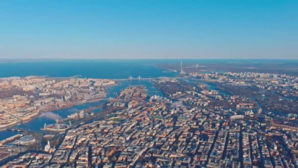 St. Petersburg üzerinde sabah uçuşu ve Neva nehrinin su alanı körfez, eski futbol stadyumu, otobanlı kablo köprüleri, arka planda gökdelen, şehrin deniz tarafı. — Stok video