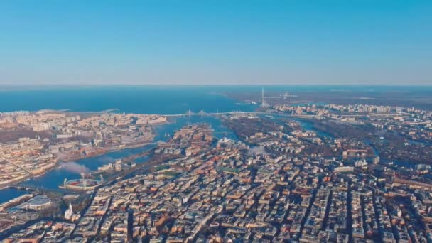 Der Morgenflug über St. Petersburg und das Wassergebiet der Newa und des Finnischen Golfes, altes Fußballstadion, Seilbrücken mit Autobahn, Wolkenkratzer im Hintergrund, Meerseite der Stadt — Stockvideo