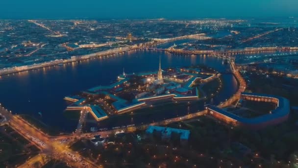 Drone fliegt schnell zur Peter-und-Paul-Kathedrale und Festung am Abend, zu den Sehenswürdigkeiten von St. Petersburg, der Newa, dem Eremitage Museum, Rostral-Säulen, Brücken, St. Isaak-Kathedrale — Stockvideo