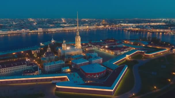 The flight around the Peter and Paul cathedral and fortress at evening, the sights of St. Petersburg, the Neva river, the Hermitage museum, Rostral columns, bridges, St. Isaac cathedral, the Admiralty — Stock Video
