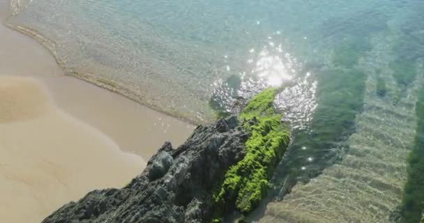 Ett pittoreskt havslandskap i en blå lagun med en skarp klippor vid soluppgången, Klippiga kusten, berg på en bakgrund, utan turister, azurvatten — Stockvideo