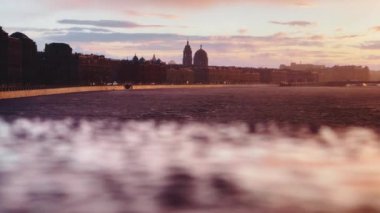 Rus Venedik 'i, gün batımında Rusya, Saint Petersburg seti yağmurlu görüntüleri, Neva nehri, alacakaranlıkta şehir manzarası, arka planda gökdelen, pembe gökyüzü.