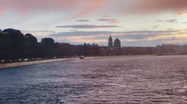 Rus Venedik 'i, gün batımında Rusya, Saint Petersburg seti yağmurlu görüntüleri, Neva nehri, alacakaranlıkta şehir manzarası, arka planda gökdelen, pembe gökyüzü.