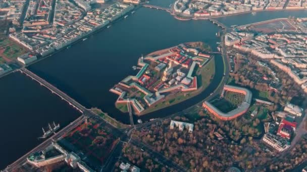 The morning flight over the sights of St. Petersburg and the water area of the Neva river, Peter and Paul fortress, the Hermitage museum, Rostral columns, bridges, St. Isaac cathedral, the Admiralty — Stock Video