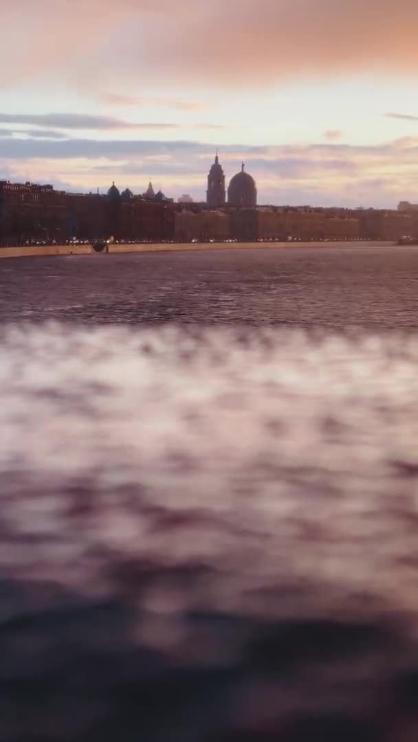 Rosyjska Wenecja, deszczowe nagranie nasypu Petersburga, Rosja o zachodzie słońca, rzeka Newa, pejzaż miejski o zmierzchu, drapacz chmur na tle, różowe niebo — Wideo stockowe