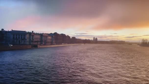 De Russische Venetië, regenachtige beelden van de dijk van Sint-Petersburg, Rusland bij zonsondergang, de rivier de Neva, stadsgezicht in de schemering, wolkenkrabber op de achtergrond, roze hemel — Stockvideo