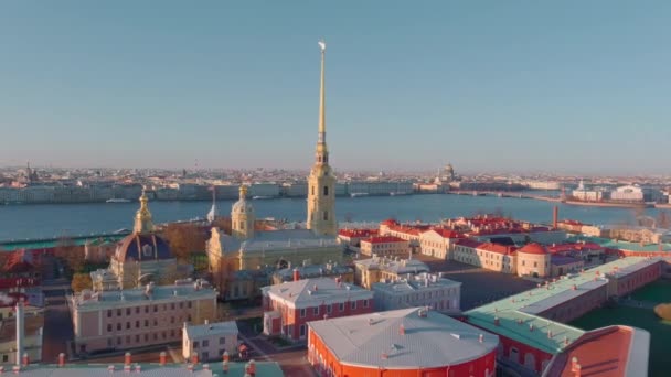 The morning flight around the Peter and Paul cathedral and fortress, the sights of St. Petersburg, the Neva river, the Hermitage museum, Rostral columns, bridges, St. Isaac cathedral, the Admiralty — Stock Video