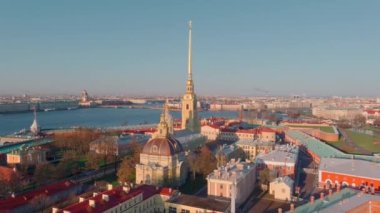 Peter ve Paul katedrali ve kalesinin etrafındaki sabah uçuşu, St. Petersburg manzarası, Neva nehri, Hermitage müzesi, Rostral sütunları, köprüler, St. Isaac katedrali, Deniz Kuvvetleri...