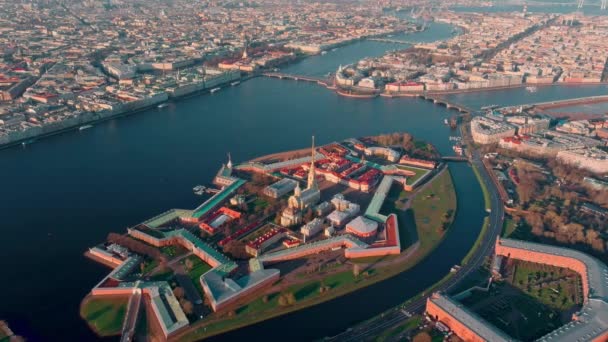 The morning flight over the sights of St. Petersburg and the water area of the Neva river, Peter and Paul fortress, the Hermitage museum, Rostral columns, bridges, St. Isaac cathedral, the Admiralty — Stock Video