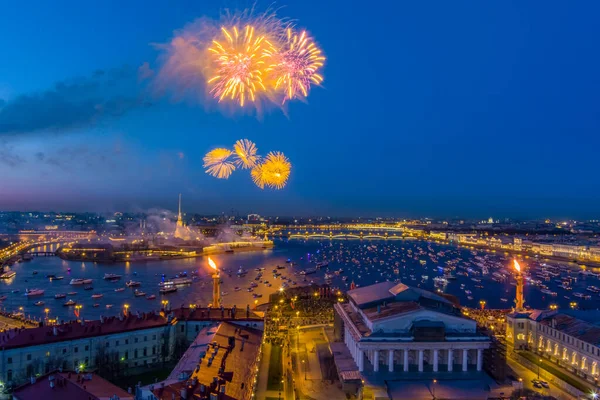 Feestelijke groet over de Peter en Paul vesting in een belangrijke Victory Day voor het land op 9 mei, onwaarschijnlijke hoeveelheid schepen observeert een show, een eeuwige vlam van herinnering brandt op rostrale dikke darm Rechtenvrije Stockfoto's