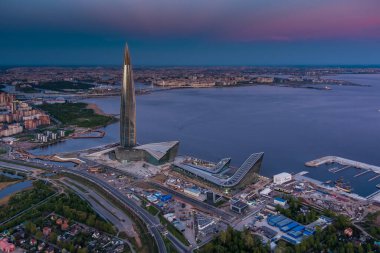 Rusya, St.Petersburg, 16 Mayıs 2021: Avrupa 'nın en yüksek gökdeleni Pembe Günbatımında Lakhta Merkezi' nin insansız hava aracı bakış açısı, Gazprom, Gazprom Stadyumu 'nun arka plandaki karargahı