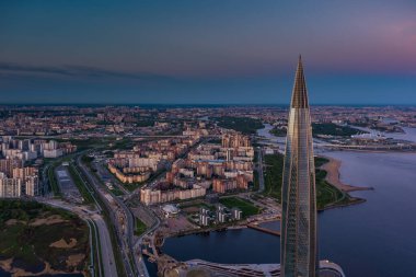 Rusya, St.Petersburg, 16 Mayıs 2021: Avrupa 'nın en yüksek gökdeleni Pembe Günbatımında Lakhta Merkezi' nin insansız hava aracı bakış açısı, Gazprom, Gazprom Stadyumu 'nun arka plandaki karargahı
