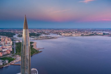 Rusya, St.Petersburg, 16 Mayıs 2021: Avrupa 'nın en yüksek gökdeleni Pembe Günbatımında Lakhta Merkezi' nin insansız hava aracı bakış açısı, Gazprom, Gazprom Stadyumu 'nun arka plandaki karargahı