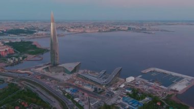 Rusya, St.Petersburg, 16 Mayıs 2021: Avrupa 'nın en yüksek gökdeleninden pembe gün batımında uçarak uzaklaşan insansız hava aracı, Gazprom, Gazprom Stadyumu' nun merkez binası.