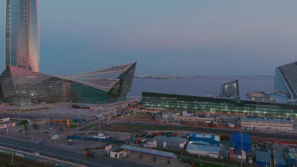 Russland, St.Petersburg, 16. Mai 2021: Fluchtdrohne vom höchsten Wolkenkratzer Europas Lakhta Center bei rosa Sonnenuntergang, Hauptquartier des Ölkonzerns Gazprom, Stadion Gazprom Arena im Hintergrund — Stockvideo