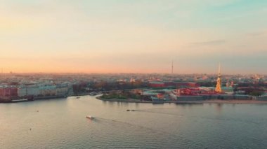 İnsansız hava aracı Peter ve Paul Katedrali 'nden ve kaleden uçar. St. Petersburg, Neva Nehri, Hermitage Müzesi, Rostral sütunları, köprüler, St. Isaac Katedrali, Deniz Kuvvetleri.