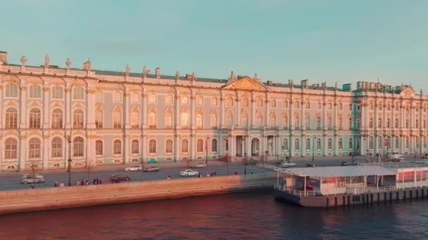 在日落时分，在圣彼得堡市中心，在著名的赫米塔基博物馆，在背景上的圣伊萨克大教堂，在海军基地的建筑上，令人难以置信的美丽的多沃特索瓦亚堤岸的空中景观 — 图库视频影像