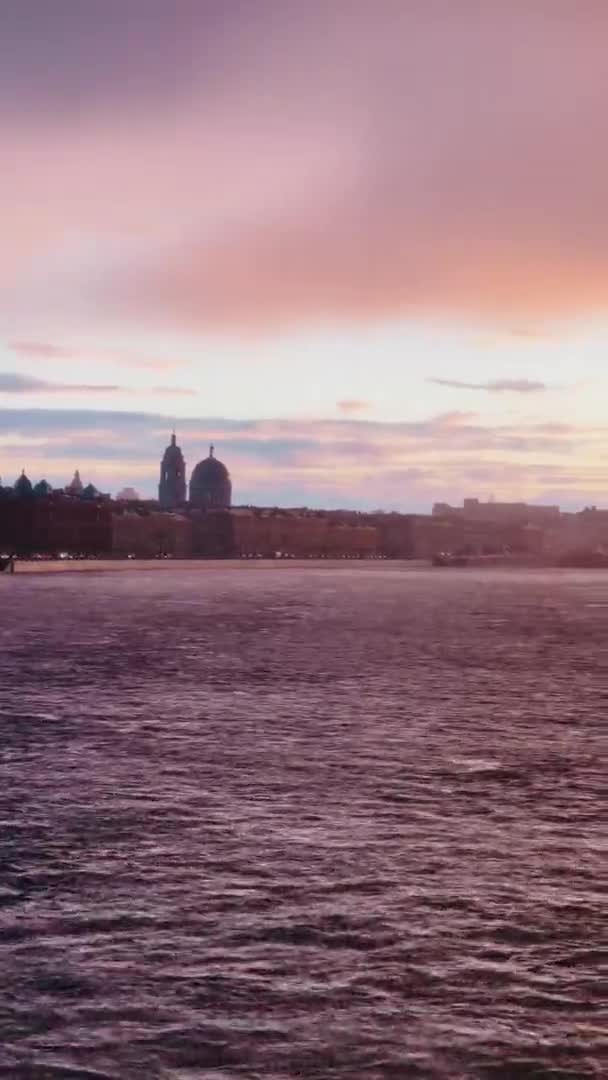 La Venezia russa, riprese piovose di terrapieno di San Pietroburgo, Russia al tramonto, il fiume Neva, paesaggio urbano al tramonto, grattacielo sullo sfondo, cielo rosa — Video Stock