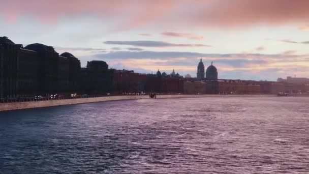 Das russische Venedig, regnerische Aufnahmen vom Ufer von Sankt Petersburg, Russland bei Sonnenuntergang, der Fluss Newa, Stadtbild in der Abenddämmerung, Wolkenkratzer im Hintergrund, rosa Himmel — Stockvideo