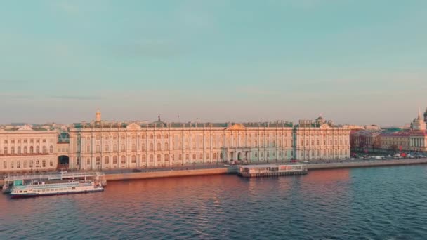 Rússia, São Petersburgo, 10 de maio de 2021: Vista aérea da incrivelmente bela Dvortsovaya Embankment no pôr do sol, o museu Hermitage, Catedral de São Isaacs em um fundo, o edifício do Almirantado — Vídeo de Stock