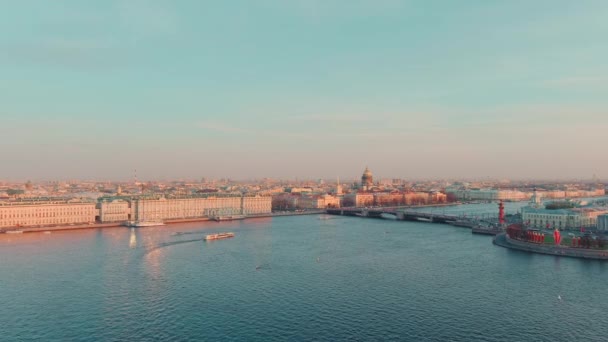 Luchtfoto van ongelooflijk mooie Dvortsovaya dijk in het centrum van St. Petersburg bij zonsondergang, de bekende museum Hermitage, St. Isaacs kathedraal op een achtergrond, de Admiraliteit gebouw — Stockvideo