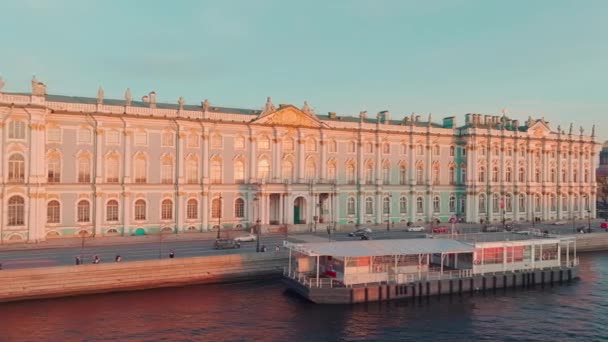 Luftaufnahme der unglaublich schönen Dvortsovaya Embankment im Zentrum von St. Petersburg bei Sonnenuntergang, das bekannte Museum Eremitage, St. Isaacs Kathedrale im Hintergrund, das Admiralsgebäude — Stockvideo
