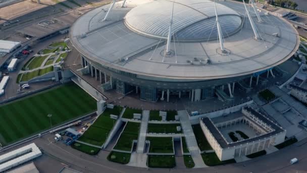 Rusko, Petrohrad, 1. září 2020: Drone view of new stadium Gazprom Arena, Euro 2020, zatahovací fotbalové hřiště, mrakodrap Lakhta centrum na pozadí, jasné počasí, helipad — Stock video