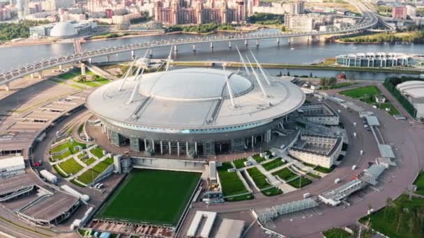 Ryssland, St Petersburg, 01 September 2020: Drone synvinkel på nya stadion Gazprom Arena, Euro 2020, infällbar fotbollsplan, skyskrapa Lakhta centrum på bakgrunden, klart väder, helikopterplatta — Stockvideo