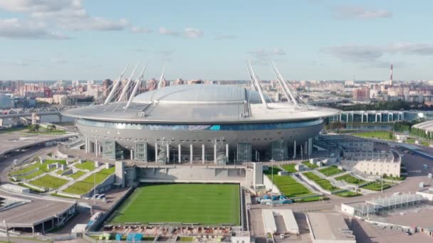 Rusland, Sint-Petersburg, 01 september 2020: Drone standpunt van nieuw stadion Gazprom Arena, Euro 2020, intrekbare voetbalveld, wolkenkrabber Lakhta centrum op achtergrond, helder weer, helipad — Stockvideo