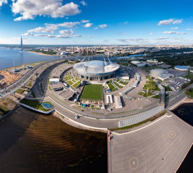 Rusya, St.Petersburg, 01 Eylül 2020: Yeni Gazprom Arena 'nın insansız hava aracı bakış açısı, Euro 2020, geri çekilebilir futbol sahası, arka plan, açık hava, helikopter pisti