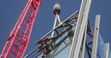 Rusya, St. Petersburg, 14 Ağustos 2020: Petrol şirketi Gazprom için gökdelen inşaatı Lakhta, bir ön cephe, inşaatçılar yüksek binadaki vinç vasıtasıyla büyük bardakları kaldırıyorlar.