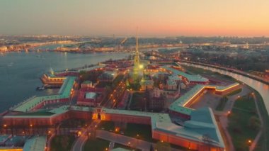 Peter ve Paul katedrali ve kalesinin etrafındaki uçuş, St. Petersburg, Neva nehri, Kış Sarayı, Rostral sütunları, köprüler, St. Isaac katedrali, Deniz Kuvvetleri manzarası.
