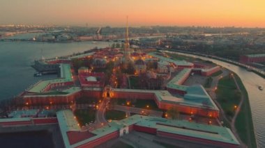 Drone akşamları Peter ve Paul katedraline ve kalesine uçar, St. Petersburg 'u, Neva nehrini, Rostral sütunlarını, köprüleri, St. Isaac katedralini, Deniz Kuvvetleri' ni görür.