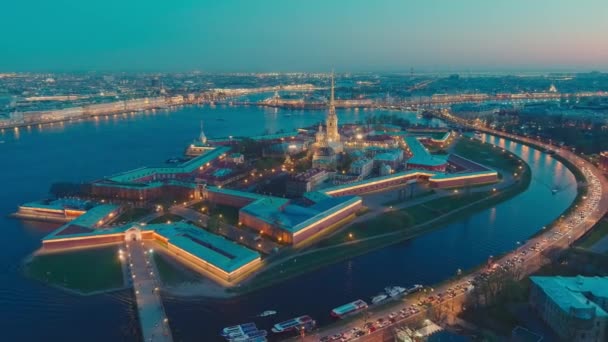 Drone décolle de la cathédrale Pierre et Paul et de la forteresse le soir, des sites touristiques de Saint-Pétersbourg, de la rivière Neva, du palais d'hiver, des colonnes rostrales, des ponts, de la cathédrale Saint-Isaac, de l'Amirauté — Video