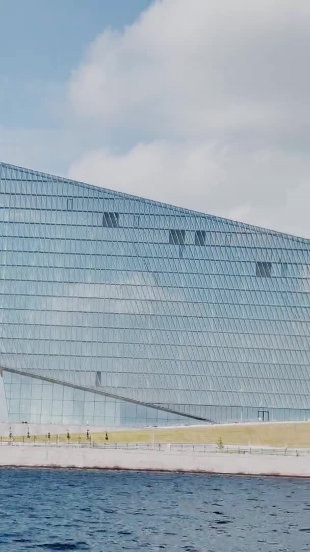 Russland, St. Petersburg, 18. Juni 2021: Blick vom Wasser auf den Wolkenkratzer Lakhta Center, Gebäude des Ölkonzerns Gazprom, Fassadenverglasung bei klarem Wetter, Gebäudespitze, Wasser in der Nähe eines Gebäudes — Stockvideo