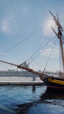 Rusya, St. Petersburg, 18 Haziran 2021: Eski yelkenli firkateyni yeni liman Herkül 'e park edildi, Gazprom petrol şirketi Lakhta yakınlarındaki bir gökdelene yakın, çok az sayıda yelkenli eski geminin yanına park ediyor.