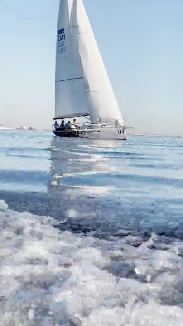 2021年6月18日，圣彼得堡：一些帆船在海上航行，在前方洒水，晴空，帆板，在水面反射，从船上洒满泡沫的小径 — 图库视频影像